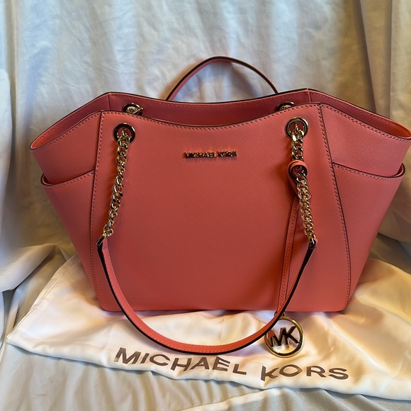 NWT Michael kors Jet set travel purse! Comes with dust bag. Retails $378. Pink! - Picture 8 of 8